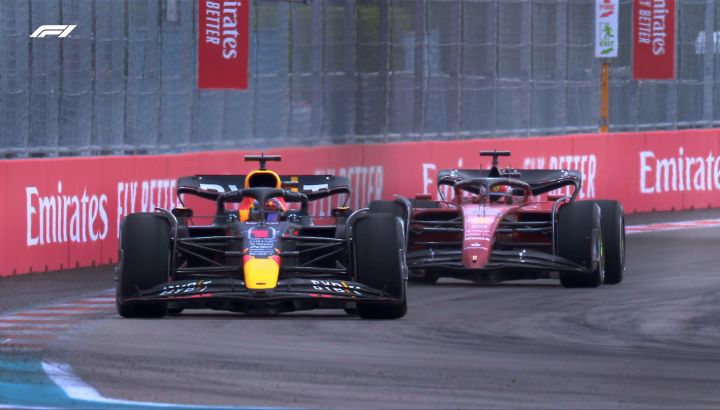 Max Verstappen aventaja a Charles Leclerc en el campeonato de F1.