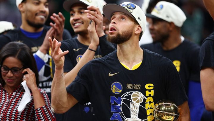 Stephen Curry con su trofeo de MVP de las finales de la NBA. Golden State Warriors se coronó campeón por séptima vez en la historia.