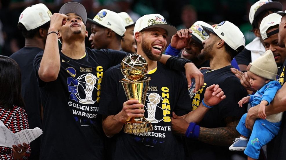 Curry es pura felicidad, como nuevo campeón de la NBA. Los Warriors vencieron a Boston 4-2 en la Serie.