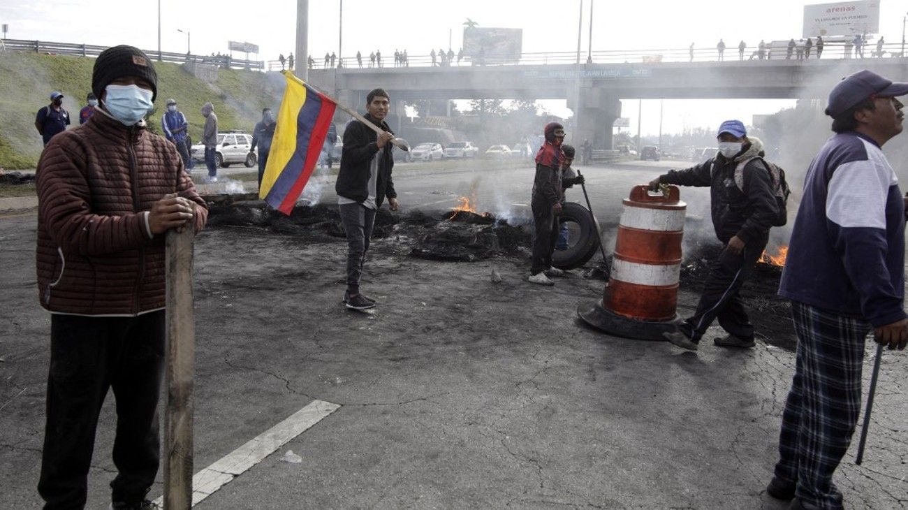 Los reclamos indígenas mantienen bloqueos en varias zonas de Ecuador y disponen el estado de emergencia en tres estados.