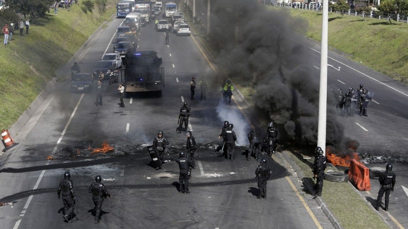 Los reclamos indígenas mantienen bloqueos en varias zonas de Ecuador y disponen el estado de emergencia en tres estados.