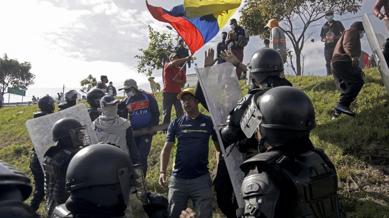 Los reclamos indígenas mantienen bloqueos en varias zonas de Ecuador y disponen el estado de emergencia en tres estados.