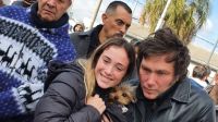 De cerca. El custodio apuntado, detrás de Milei en las recorridas.
