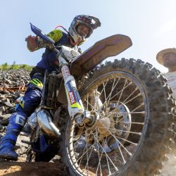 El segundo clasificado, el español Mario Román, compite durante el evento de enduro de motos Erzberg Rodeo en Eisenerz, Estiria, Austria. | Foto:ERWIN SCHERIAU / APA / AFP