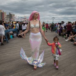 Imagen de personas participando en el Mermaid Parade 2022, en Coney Island, en Nueva York, Estados Unidos. El Mermaid Parade regresó en forma presencial el sábado tras un paréntesis de dos años debido a la pandemia de COVID-19. | Foto:Xinhua/Michael Nagle