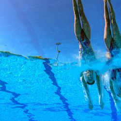 Las chinas Wang Qianyi y Wang Liuyi compiten en la final de dúo femenino de natación artística técnica durante los Campeonatos Mundiales Acuáticos de Budapest 2022 en el Complejo de Natación Alfred Hajos en Budapest. | Foto:François-Xavier Marit / AFP