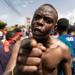 Un manifestante gesticula mientras, junto a otros, intenta llegar a la frontera entre la República Democrática del Congo y Ruanda durante una protesta en Goma. | Foto:Michel Lunanga / AFP