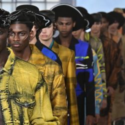 Modelos presentan creaciones para la colección de moda masculina primavera-verano 2023 de Moschino en Milán. | Foto:MIGUEL MEDINA / AFP