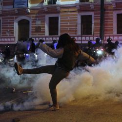 Un manifestante patea un bote de gas lacrimógeno durante los enfrentamientos con la policía en el marco de las protestas lideradas por indígenas contra el gobierno del presidente Guillermo Lasso en el centro de Quito, Ecuador. | Foto:Cristina Vega Rhor / AFP