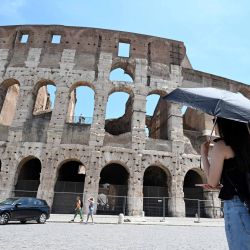 Una mujer se protege del Sol con una sombrilla durante el clima cálido en el Coliseo, en Roma, Italia. | Foto:Xinhua/Alberto Lingria