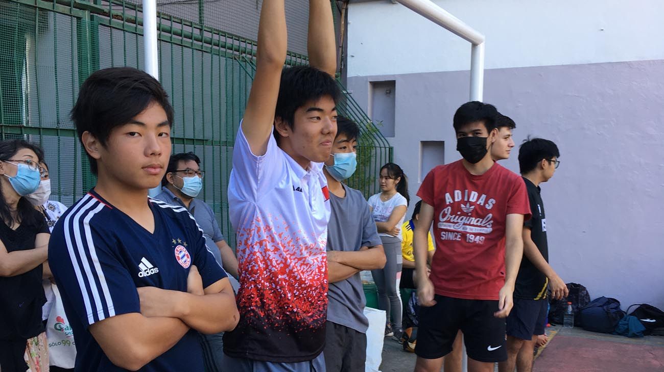 Y sí, a los japoneses también les gusta el fútbol. En el Instituto Nichia Gakuin, es actividad de sábado por la tarde.