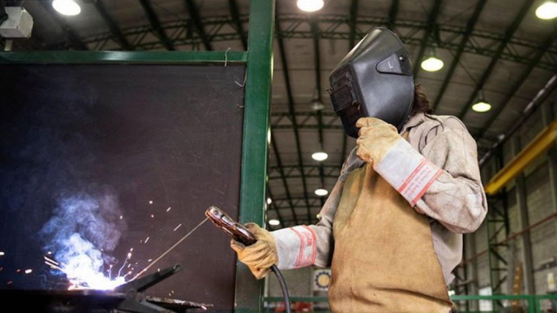 La economía argentina creció menos de lo esperado y enfrenta una posible recesión