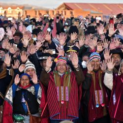 El presidente boliviano Luis Arce y el ex presidente boliviano (2006-2019) Evo Morales levantan sus manos para recibir los primeros rayos de sol durante la celebración del año nuevo aymara en Tiwanaku, Bolivia. | Foto:AIZAR RALDES / AFP