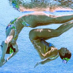 Las alemanas Marlene Bojer y Michelle Zimmer compiten en las preliminares de la prueba de natación artística libre en dúo femenino durante los Campeonatos Mundiales Acuáticos de Budapest 2022. | Foto:François-Xavier Marit / AFP