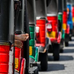 Los autorickshaws se estacionan en una cola a lo largo de una calle para repostar en una estación de combustible de la Corporación de Petróleo de Ceilán en Colombo, Sri Lanka. | Foto:ISHARA S. KODIKARA / AFP