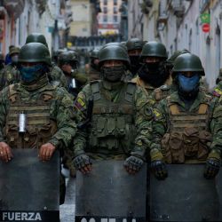 Soldados hacen guardia en el centro histórico de Quito, en el décimo día consecutivo de protestas lideradas por indígenas contra el gobierno ecuatoriano. | Foto:VERONICA LOMBEIDA / AFP