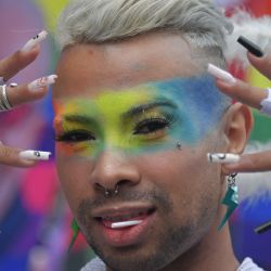 Una persona participa en el 26º Desfile del Orgullo Gay cuyo lema es "Vota con orgullo - por una política que represente", en Sao Paulo, Brasil. | Foto:NELSON ALMEIDA / AFP
