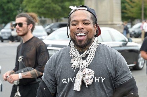 París 2022. El rapero norteamericano Westside Gunn ingresa al desfile de Givenchy.