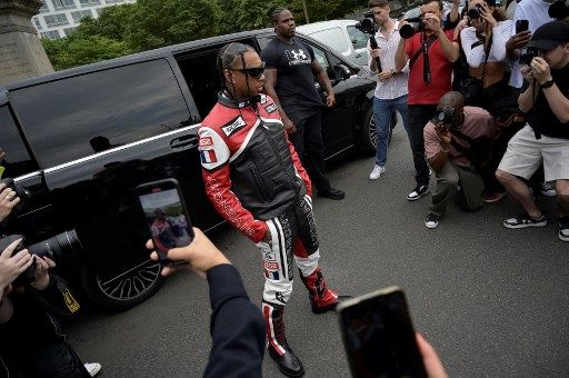 París 2022. El rapero norteamericano Tyga ingresa al desfile de Givenchy.