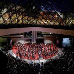 El director de orquesta finlandés Klaus Makela actúa con la Orquesta de París en el Museo del Louvre de París durante un concierto en el marco del festival de música "Fete de la Musique", que celebra este año su 40º aniversario desde la primera edición. | Foto:Ludovic Marin / AFP