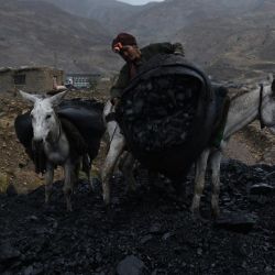 Imagen de un trabajador en una mina de carbón en la provincia de Baghlan, Afganistán. | Foto:Xinhua/Kawa Bashart