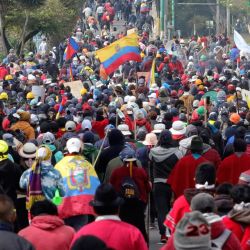 Indígenas marchan hacia la Universidad Central del Ecuador en Quito, en el décimo día consecutivo de protestas lideradas por indígenas contra el gobierno ecuatoriano. | Foto:Carlos VILLALBA / AFP