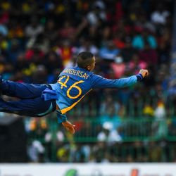 Jeffrey Vandersay, de Sri Lanka, se lanza al campo durante el tercer partido de cricket de un día entre Sri Lanka y Australia en el Estadio Internacional de Cricket R. Premadasa en Colombo. | Foto:ISHARA S. KODIKARA / AFP