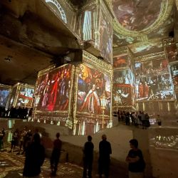 Los visitantes observan el espectáculo multimedia "Venise, la serenissime" (Venise, la serena) en les Carrieres de Lumiere en Francia. | Foto:EMMANUEL DUNAND / AFP