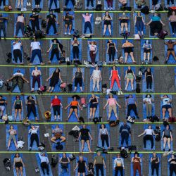 Los yoguis participan en un Solsticio en 'Times Square: Mind Over Madness Yoga' evento que marca el solsticio de verano, en Times Square, Nueva York. | Foto:ED JONES / AFP