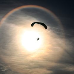 Un hombre hace parapente en la costa de Miami Beach, Florida. | Foto:CHANDAN KHANNA / AFP