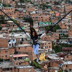 Un turista en una atracción en el barrio de La Comuna 13, en Medellín, Colombia. | Foto:JOAQUIN SARMIENTO / AFP