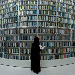 Un visitante consulta un libro en la recién inaugurada biblioteca Mohammed Bin Rashid (MBRL) de Dubai. - El diseño incorpora tecnología e inteligencia artificial para que la biblioteca sea lo más accesible posible, incluyendo robots para ayudar a los visitantes y un sistema electrónico de recuperación de libros. | Foto:GIUSEPPE CACACE / AFP