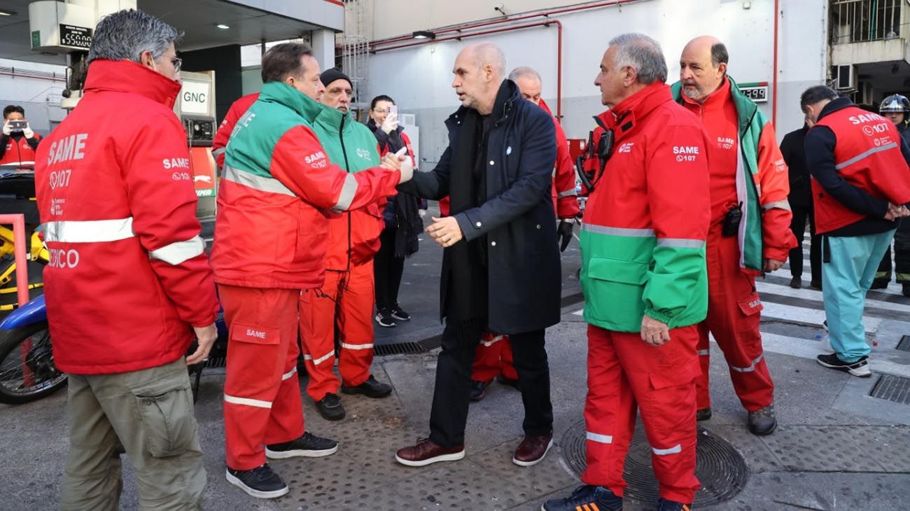 Incendio en Ecuador y Córdoba el jefe de gobierno presente en el lugar junto al equipo del SAME y Bomberos