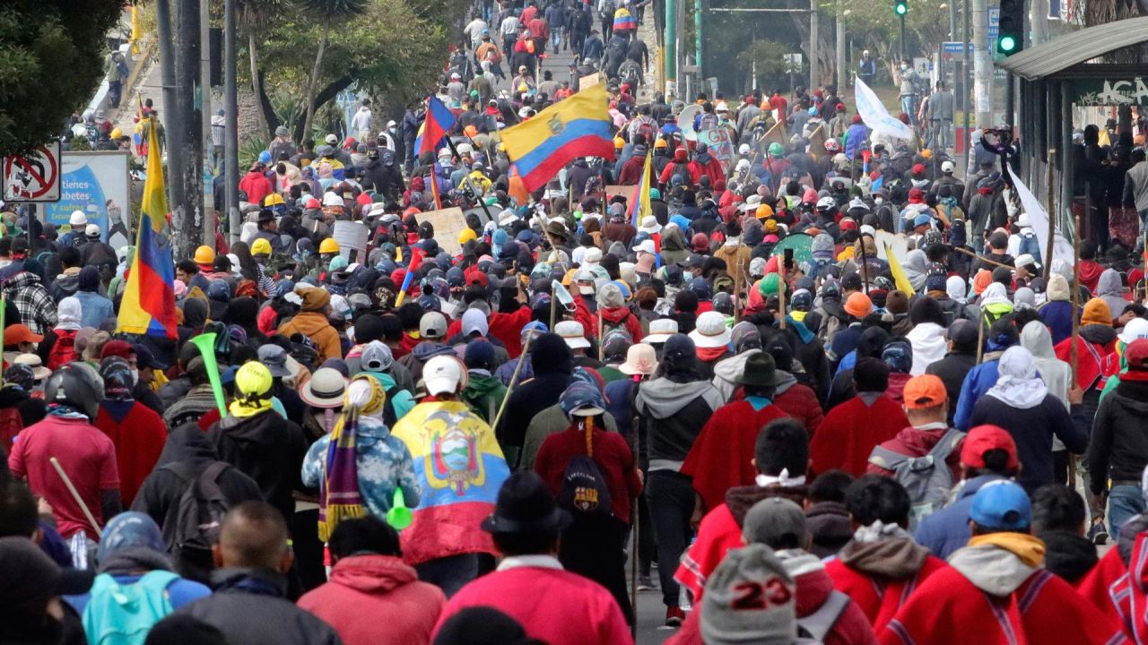 Indígenas marchan hacia la Universidad Central del Ecuador en Quito, en el décimo día consecutivo de protestas lideradas por indígenas contra el gobierno ecuatoriano. | Foto:Carlos VILLALBA / AFP