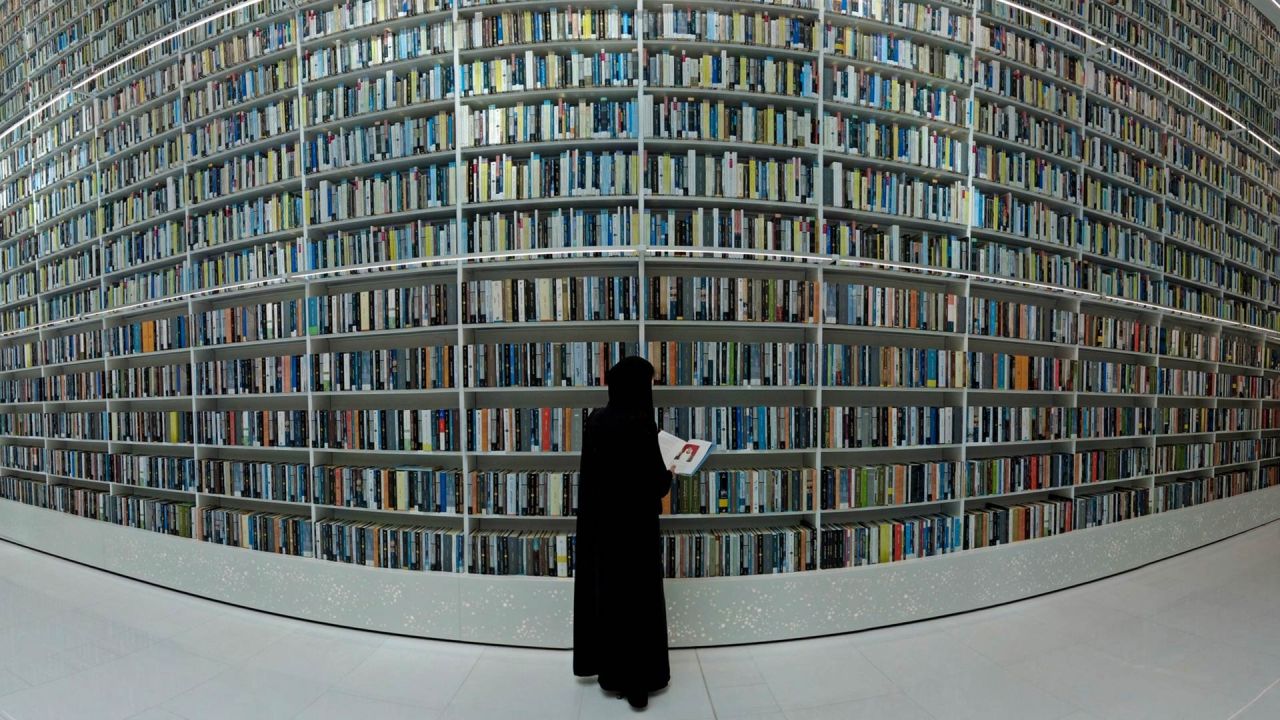 Un visitante consulta un libro en la recién inaugurada biblioteca Mohammed Bin Rashid (MBRL) de Dubai. - El diseño incorpora tecnología e inteligencia artificial para que la biblioteca sea lo más accesible posible, incluyendo robots para ayudar a los visitantes y un sistema electrónico de recuperación de libros. | Foto:GIUSEPPE CACACE / AFP