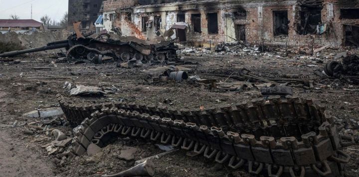 Esta fotografía publicada por el Estado Mayor de las Fuerzas Armadas de Ucrania muestra un tanque ruso destruido tras una batalla en la ciudad de Trostyanets, región de Sumy.