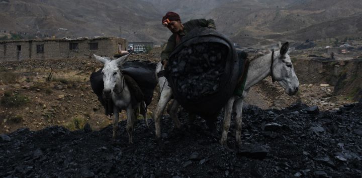 Imagen de un trabajador en una mina de carbón en la provincia de Baghlan, Afganistán.