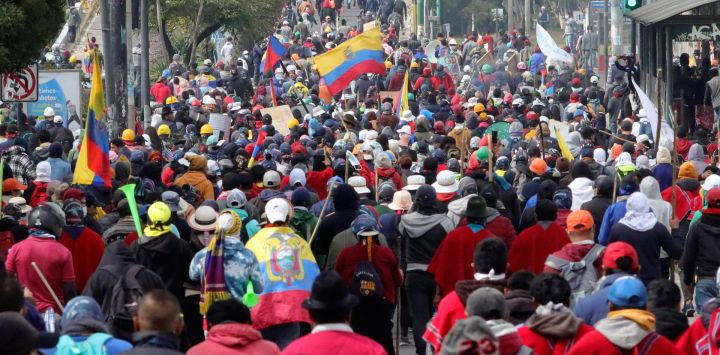 Indígenas marchan hacia la Universidad Central del Ecuador en Quito, en el décimo día consecutivo de protestas lideradas por indígenas contra el gobierno ecuatoriano.