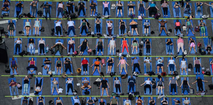 Los yoguis participan en un Solsticio en 'Times Square: Mind Over Madness Yoga' evento que marca el solsticio de verano, en Times Square, Nueva York.
