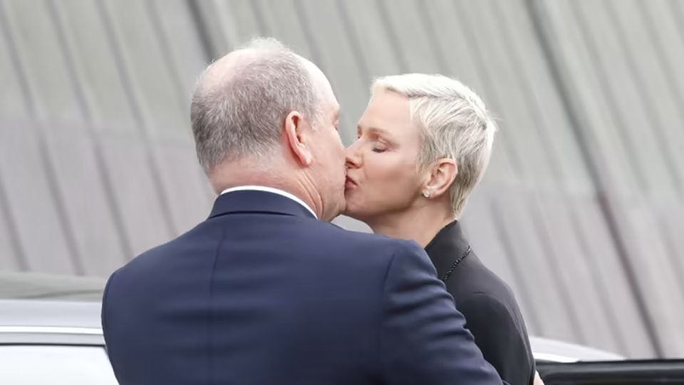El beso de Alberto de Mónaco y Charlene.