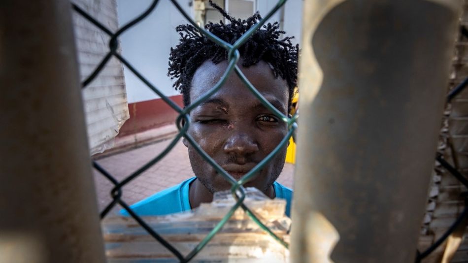 Un migrante sudanés en un centro temporal en Melilla, un día después de que miles de migrantes africanos intentaran entrar por la fuerza a España.