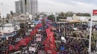 Masiva manifestación en homenaje a Maximiliano Kosteki y Darío Santillán en Avellaneda, a 20 años de sus crímenes.