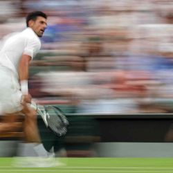 Novak Djokovic de Serbia devuelve el balón a Kwon de Corea del Sur, pronto-woo durante el partido de tenis individual masculino el primer día del Campeonato de Wimbledon 2022 en el All England Tennis Club en Wimbledon, suroeste de Londres. Adrian Dennis / AFP | Foto:AFP