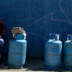 Un hombre hace cola para gas doméstico en Quito el 27 de junio, ya que dos semanas de protestas lideradas por indígenas contra el alto costo de vida en Ecuador han afectado a los comerciantes y a los consumidores con escasez de suministros. Rodrigo Buendia / AFP | Foto:AFP