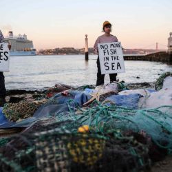Los activistas de la rebelión oceánica tienen pancartas leyendo "Mientras el mar muere, morirá" y "No más peces en el mar" mientras organizan una protesta en Terreiro do Paco en Lisboa, antes de la apertura de la Conferencia Océana de la ONU. Carlos Costas/ AFP | Foto:AFP
