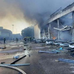 Bomberos que apagan el fuego en un centro comercial golpeado por una huelga de misiles rusos en la ciudad ucraniana oriental de Kremenchuk, matando al menos dos e hiriendo a docenas más, Ucrania's's Dijo el presidente. AFP | Foto:AFP