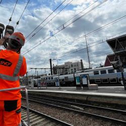 Un empleado nacional francés de SNCF verifica las cámaras de seguridad en una plataforma de trenes en el suburbio de Juvisy-Sur-Sur-Orge de París. Emmanuel Dunand / AFP | Foto:AFP