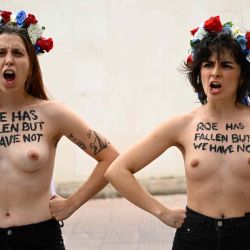 Dos miembros del grupo activista feminista Femen Protest frente a la Embajada de los Estados Unidos en Madrid, dos días después de que la Corte Suprema de los Estados Unidos desechara las protecciones constitucionales de medio siglo para los abortos. Gabriel Bouys / AFP | Foto:AFP