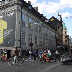 Ciclistas y peatones pasan junto a un cartel gigante que anuncia la Gran Salida de la carrera ciclista del Tour de Francia 2022 en Copenhague. Thomas SAMSON / AFP | Foto:AFP