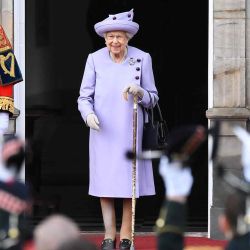 La reina Isabel II de Gran Bretaña asiste a un desfile de la Ley de Lealtad de las Fuerzas Armadas en el Palacio de Holyroodhouse en Edimburgo, Escocia. ANDY BUCHANAN / AFP | Foto:AFP